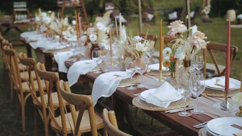 Close-up table served and decorated with candles and dried and pastel flowers Stock-Footage 228730940