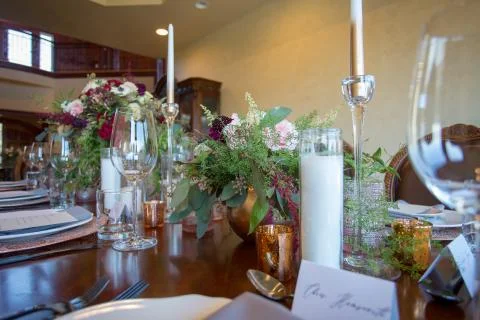 Close up of a table set decorated with fresh flowers. Foto stock
