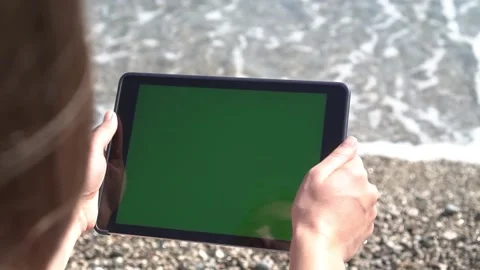 Close-up Of A Tablet With A Green Screen In The Hands Of A Girl On The Beach. Video stock 170503790