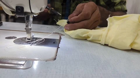 Close-up of Tailor Hands Sewing Yellow Fabric on Professional Machine Vidéo 333204246