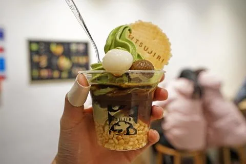 Close up take away plastic cup of Japanese tradition Matcha green tea ice cream Foto stock