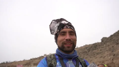 Close-up talking to the camera with the entrance in the hand of a hiker Video stock 145110565