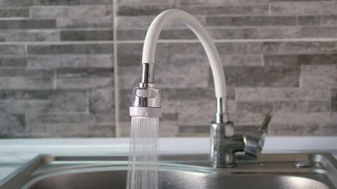 Close-up of tap water in the kitchen Stock-Footage 304945439