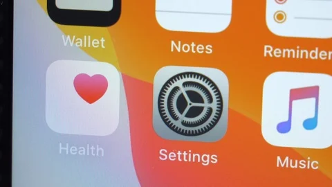 Close Up Tapping Health App On iPhone Vídeos de archivo 123358137