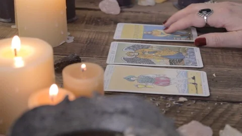 Close up of tarot cards being read by a female psychic. 스톡 동영상 88604864