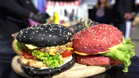 Close up . Tasty black bread burger served on wood board. 4K Vídeos de archivo 84109427
