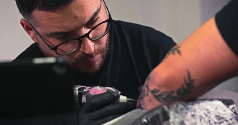 Close up tattoo artist shows the process of getting tattoos with paint. Stock Footage 236332164