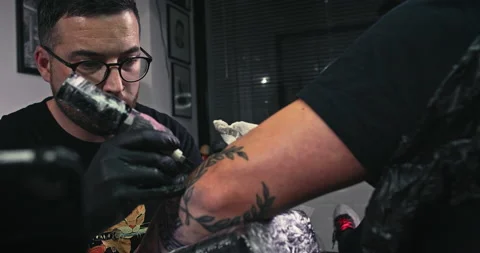 Close up tattoo artist shows the process of getting tattoos with paint. Stock Footage 236334120