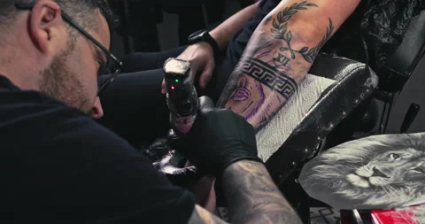 Close up tattoo artist shows the process of getting tattoos with paint. Stock Footage 236334505