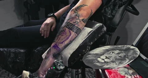 Close up tattoo artist shows the process of getting tattoos with paint. Stock Footage 236334528