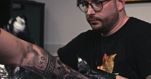 Close up tattoo artist shows the process of getting tattoos with paint. Stock Footage 236339011