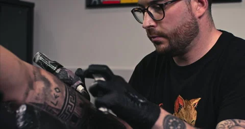 Close up tattoo artist shows the process of getting tattoos with paint. Stock Footage 236339130