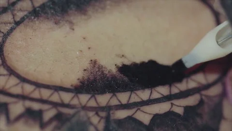 Close-up of tattoo machine tattooing a pattern on body macro 스톡 동영상 70794370