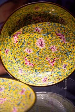 Close-up of tea cups with painted tableware in Lingnan style, Guangdong, China Foto stock