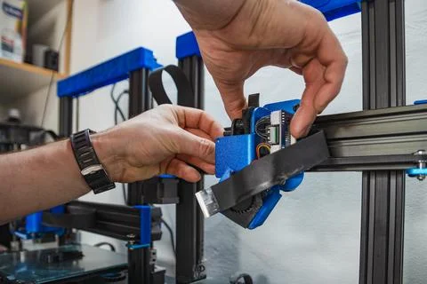 Close-up of technician doing 3D printer repair. Foto stock