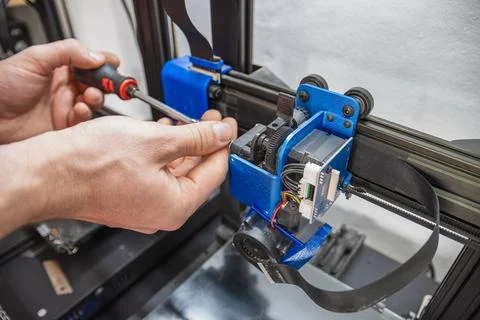 Close-up of technician doing 3D printer repair. Foto stock