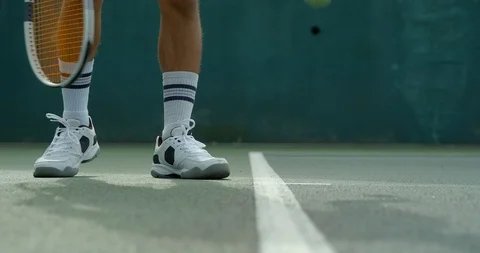 Close up of a tennis player serving. Vídeo Stock 115975192