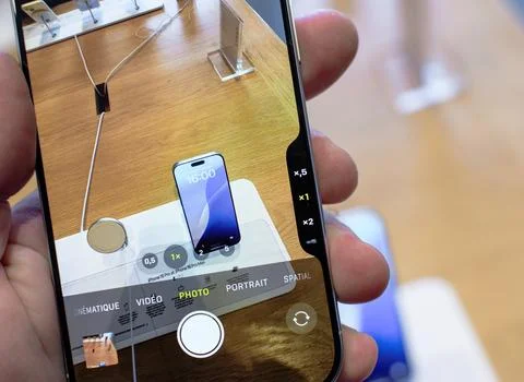 Close-Up Testing iPhone 16 Pro Camera Controls Foto stock