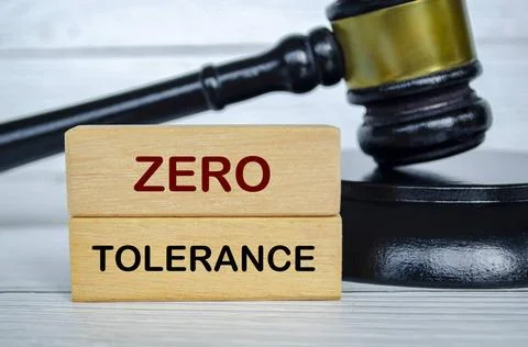 Close up Text der Null-Toleranz auf Holztafel mit Anwalt Gavel Hintergrund... Stock Photos
