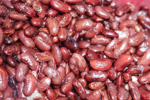 Close-up texture of cooked red kidney beans (kacang merah), glossy dark red  Foto stock