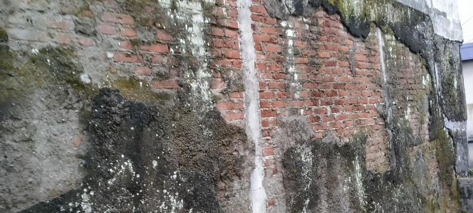 Close Up Texture of Damaged Brick Wall with Cracks Fotos Stock