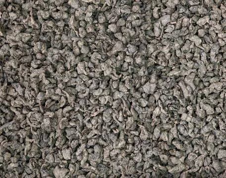 Close-up texture of dried rolled oolong tea leaves background Foto stock