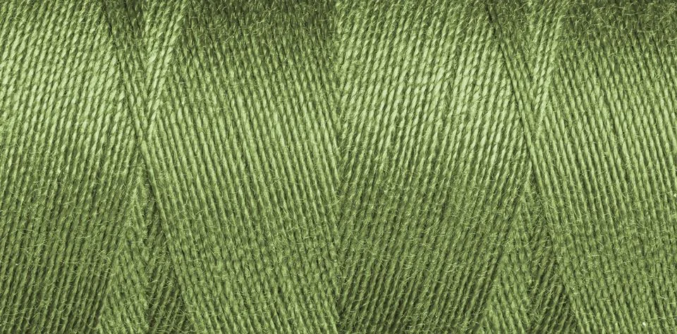 Close-up texture of green sewing threads on a spool Foto stock