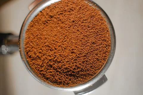 Close-up texture of ground coffee in holder Foto stock