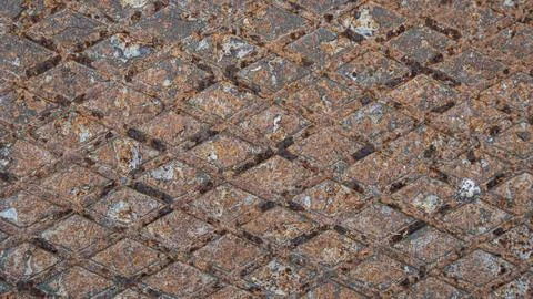 Close up texture of an old metal grate with diamond pattern showing rust an.. 스톡 사진