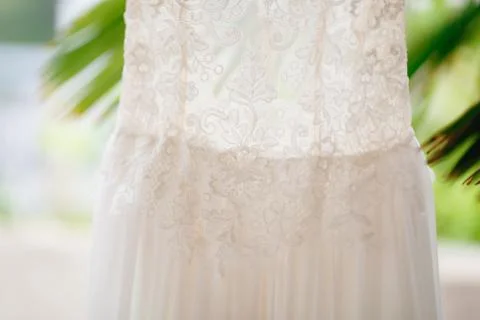 Close-up of the texture of the pattern of the bride's dress at the waist of the Foto stock