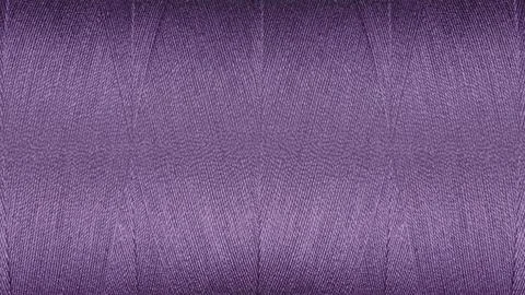 Close-up texture of Purple sewing threads on a spool Foto stock