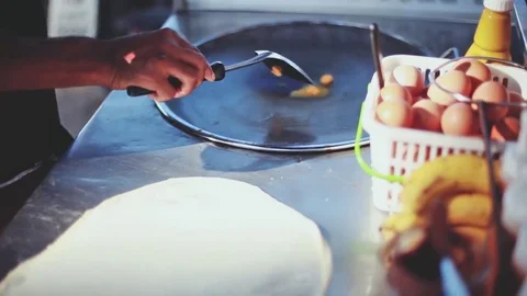 Close up of thai hands making banana pancake on the street of Samui by the beach 스톡 동영상 82224253