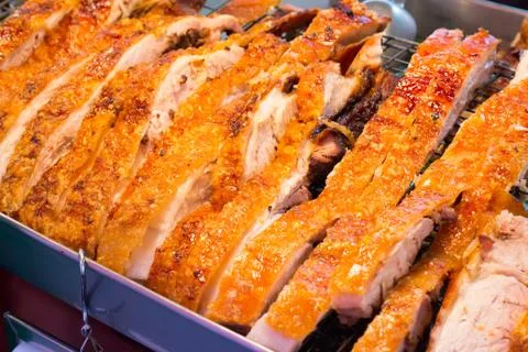 Close up Thai roasted crispy pork on banana leaf Foto stock