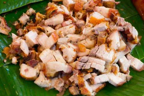 Close up Thai roasted crispy pork on banana leaf Foto stock