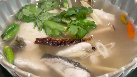 Close-Up of Thai Tom Yum Soup with Sea Bass and Herbs Vidéo 320149953
