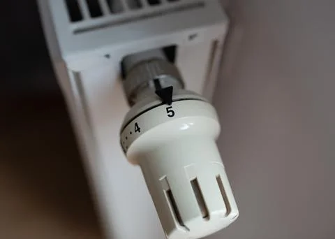 Close-up of a thermostatic temperature control valve on a radiator. Foto stock