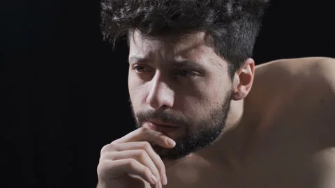 Close-up of thoughtful man. Vidéo 222491382