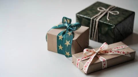 Close-up of three gift boxes with beautiful bows of ribbons with Foto stock