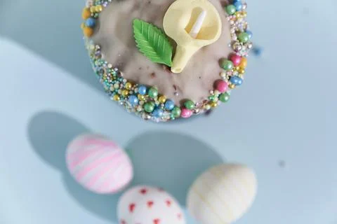Close-up of three white Easter eggs with a pattern in the form of hearts and Foto stock
