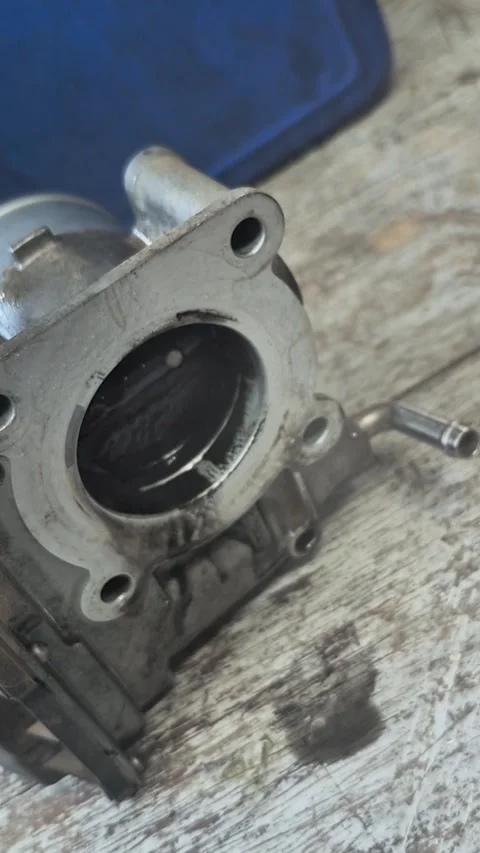 Close Up of Throttle Body Maintenance and Cleaning Process in Vehicle Engine Video stock 335602100