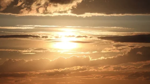 Close up time lapse of bright shining setting sun. Beautiful epic scenic cumulus Video stock 116427743