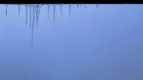 Close up time lapse of melting icicles on the stormy sky background Stock-Footage 121378758