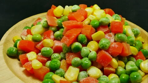 Close-up Time Lapse peas, corn, carrots, thawed frozen. Video stock 155051892