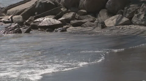 Close Up Time Lapse of Waves Crashing On Shore Video stock 22781363