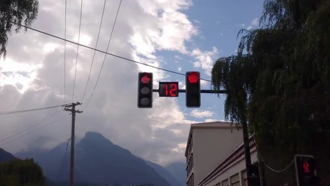CLOSE UP: Timer counts down the seconds to the traffic light turning green. Vídeos de archivo 112490300