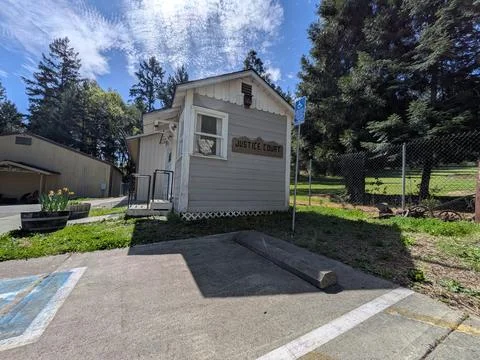 Close-up of tiny old-fashioned “Justice Court” building 写真素材