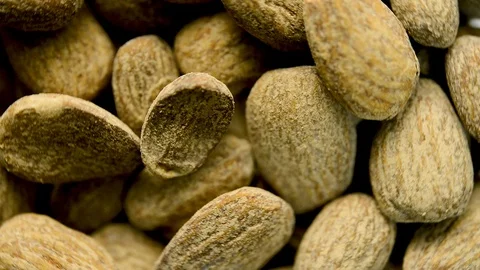 Close up of toasted almonds rotating. Flat plane. Top view Vídeos de archivo 104639975