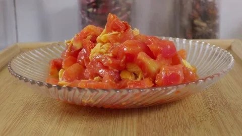 Close-up of tomato and egg stir-fry. Dish made with tomato and egg. Vídeo Stock 341301301