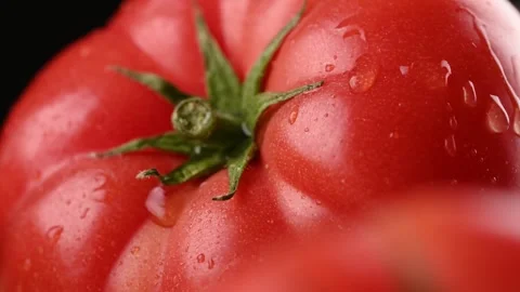 Close-up of a tomato with a drop of water on it. Vídeo Stock 271196187