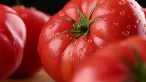 Close-up of a tomato with a drop of water on it. Vídeo Stock 271196376
